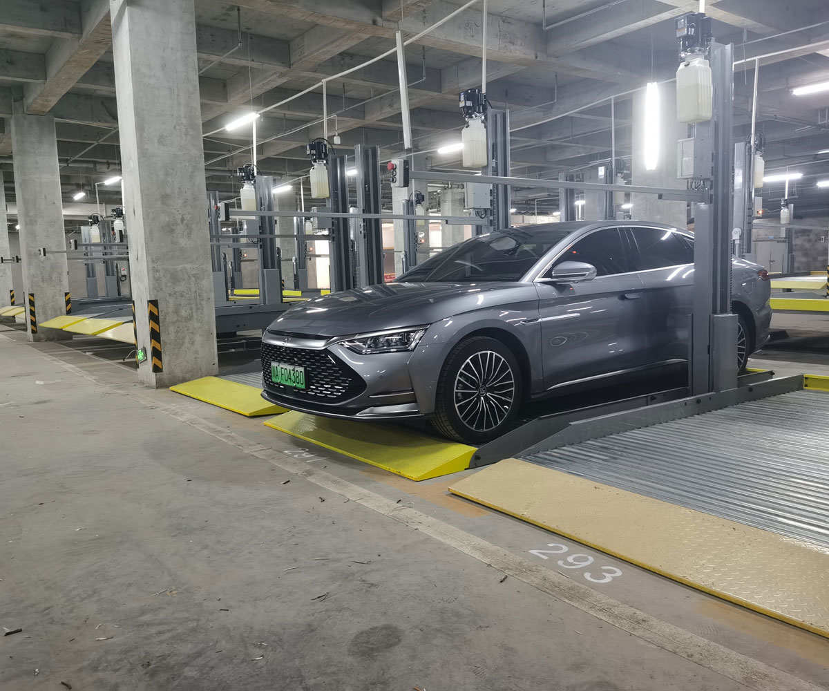 鎮寧兩層升降橫移停車設備維保